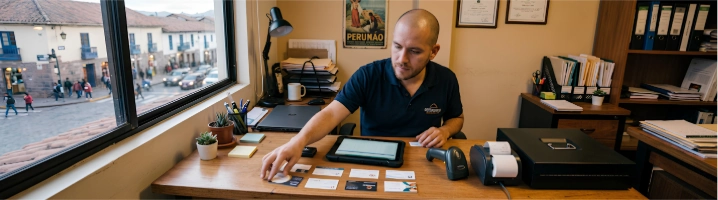 Administrador ordena equipos POS sobre mesa antes de decidir compra