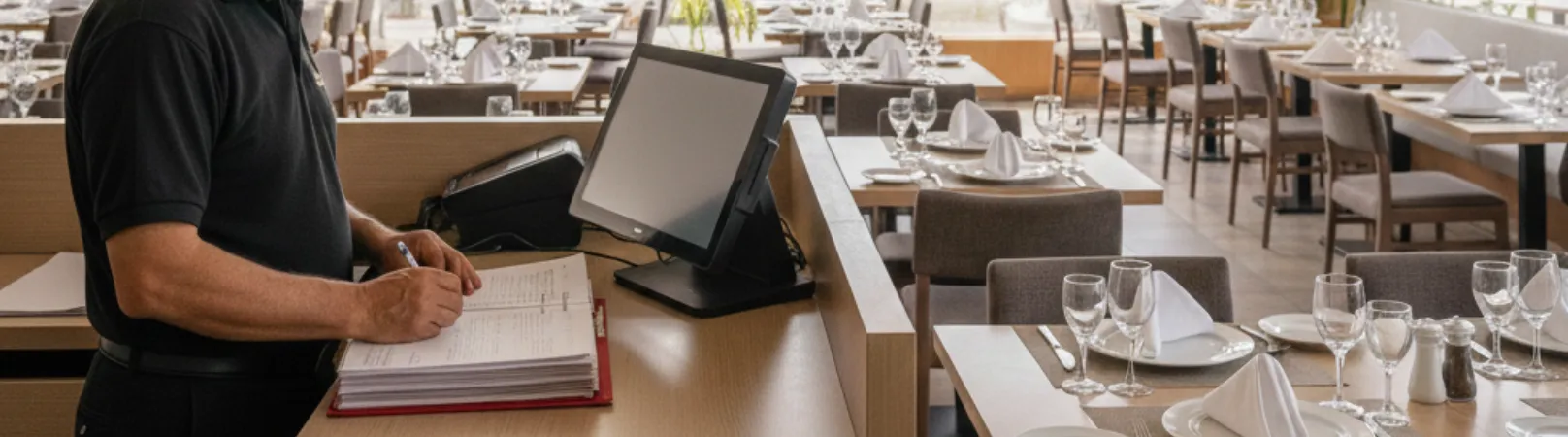 Dueño de restaurante revisando notificación tributaria en oficina