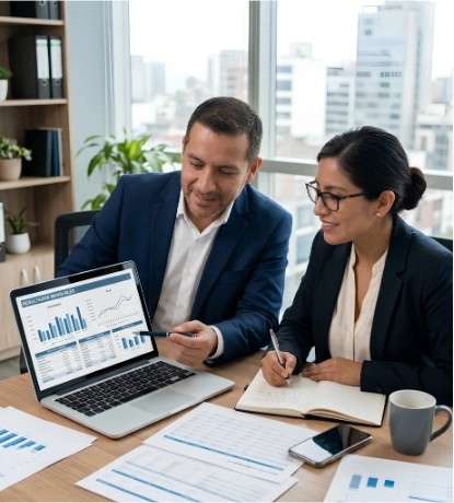 Gerente revisando resultados financieros mensuales