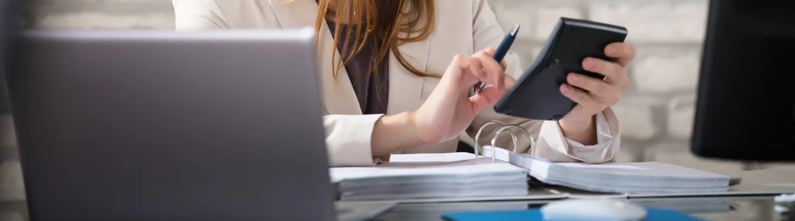 Escritorio ordenado con laptop y documentos financieros