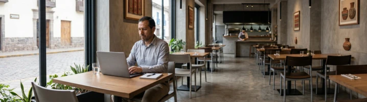 Dueño haciendo revisión de gastos operativos del restaurante