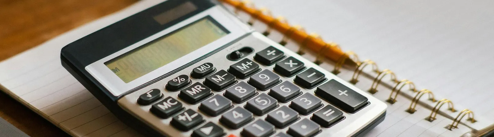 Calculadora en escritorio para mejor desempeño laboral