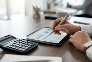 Contador revisando el registro de ventas para evitar multas SUNAT