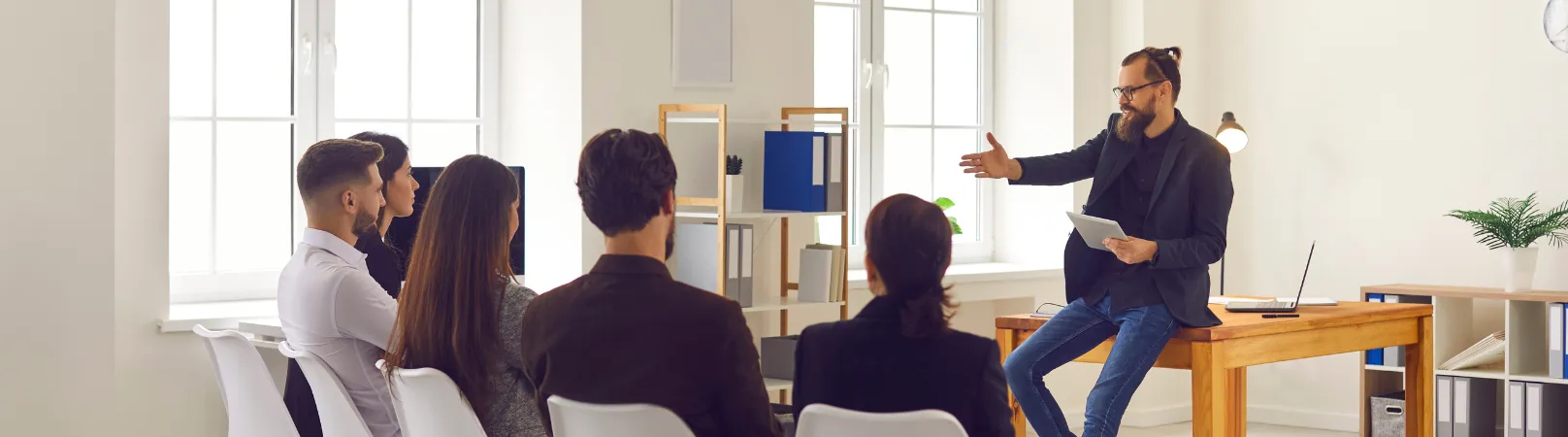 Profesional explicando el sistema contable en reunión laboral