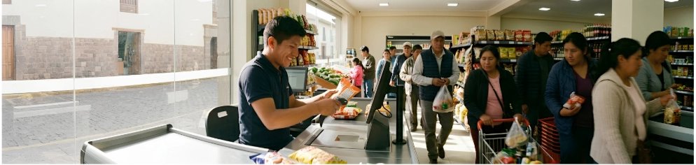 Cajero usando sistemas para negocios en un minimarket peruano.