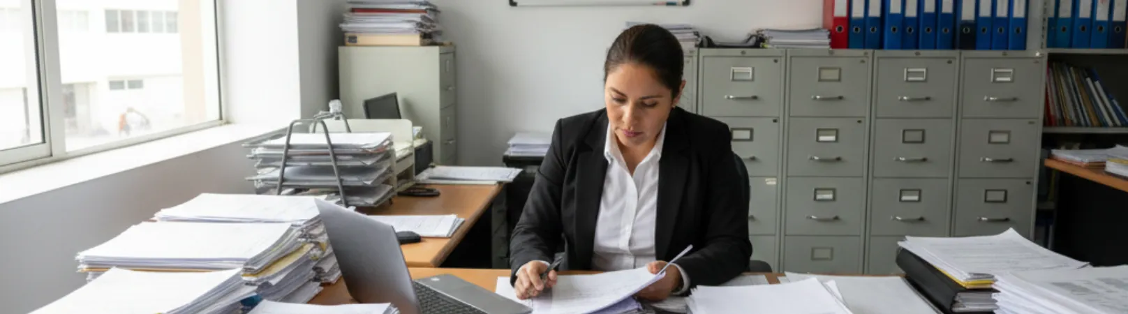 Profesional analizando documentos contables organizados