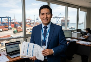 Supervisor revisa documentación digital en terminal portuario peruano