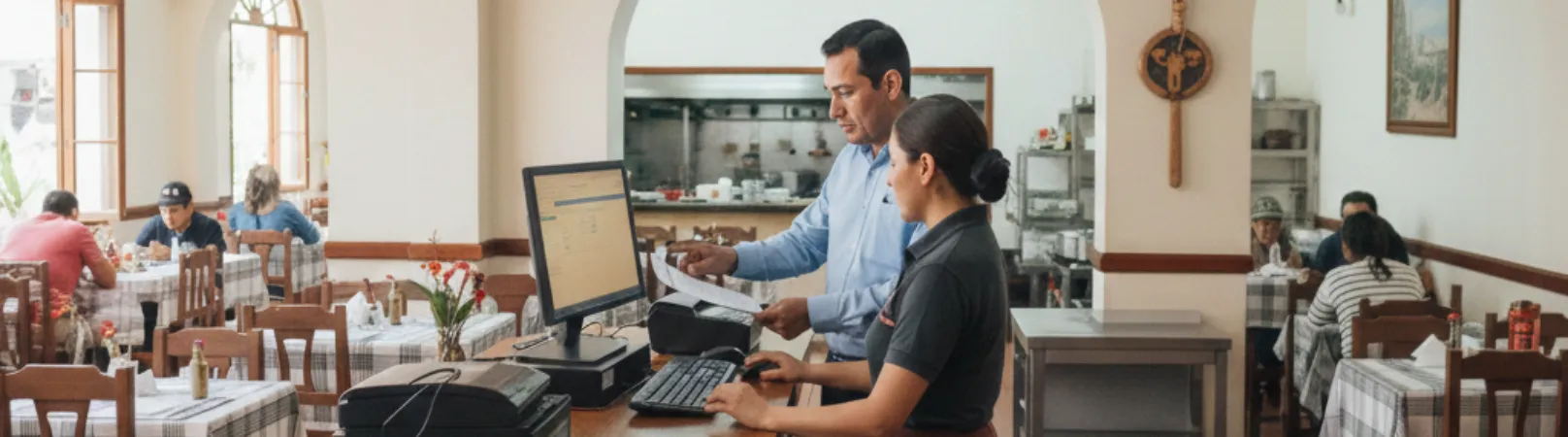 Administrador ordenando comprobantes sobre mostrador