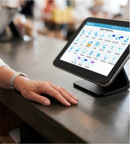 Mostrador de ventas limpio con sistema integrado.